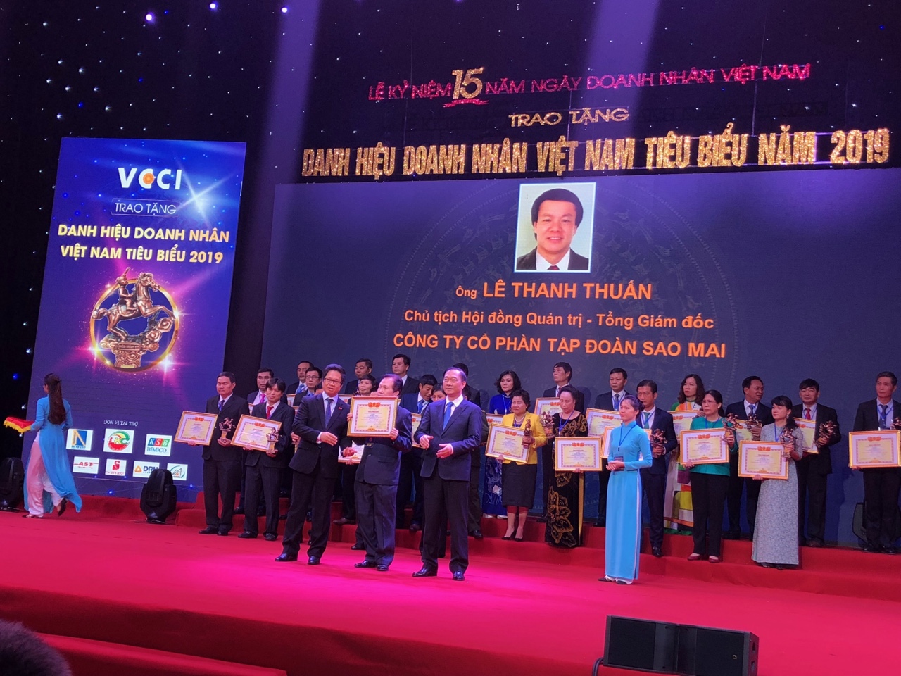 Doanh nhân Việt Nam tiến bước hùng cường