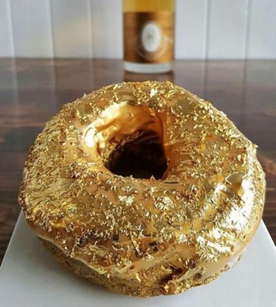 Hơn 2 triệu đồng một chiếc bánh Donut phủ vàng