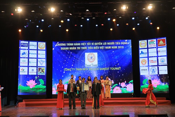 3 đại diện thuộc Công ty Yến sào Khánh Hòa được vinh danh TOP 50 Sản phẩm, Dịch vụ Vàng vì Quyền lợi Người tiêu dùng