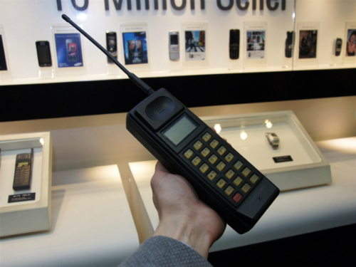 Điện thoại đầu tiên của Samsung lấy cảm hứng từ Motorola
