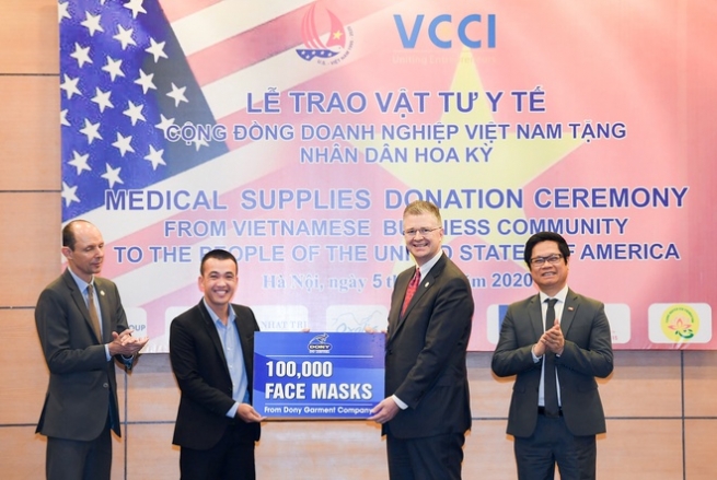 Doanh Nghiệp Việt Nam trao tặng Mỹ 1,3 triệu khẩu trang và vật tư y tế